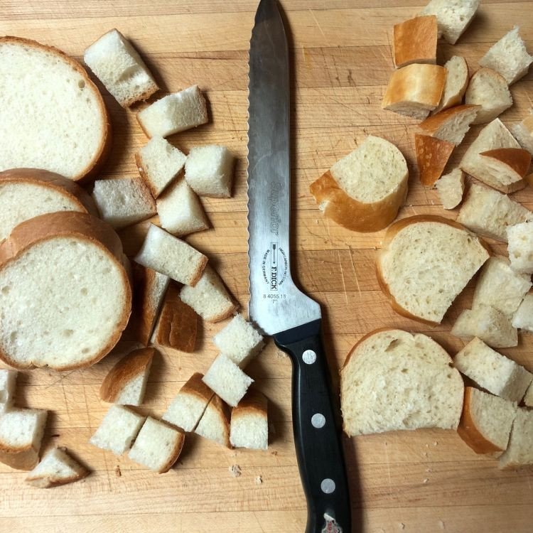 Cắt bánh mì làm crouton