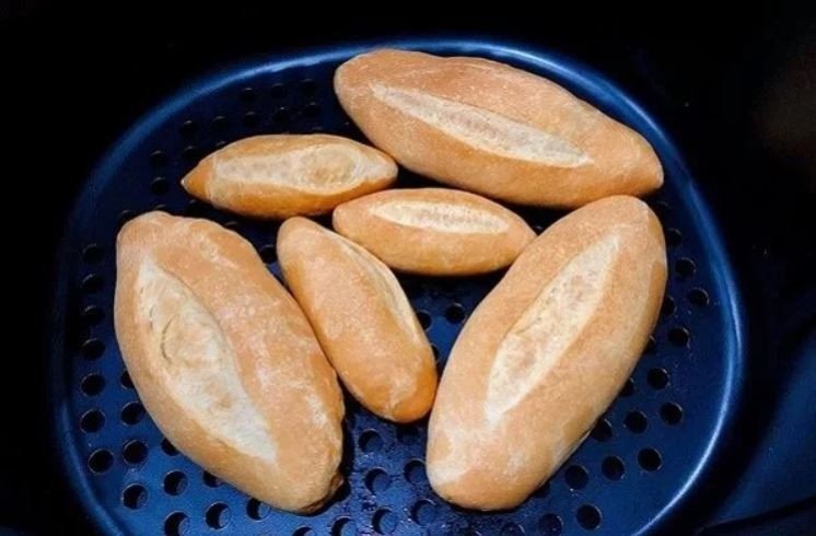 Cắt bánh mì thành lát vừa ăn trước khi nướng lại trong nồi chiên không dầu