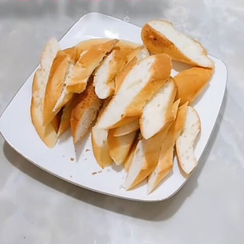 Cắt bánh mì thành miếng vừa ăn để chiên bơ đường
