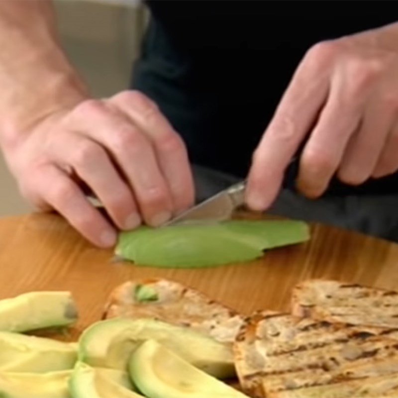 Cắt bơ và bày trí cho món bánh mì bơ trứng healthy