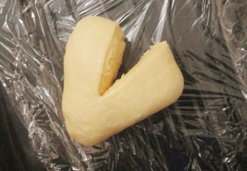 Cắt bột tạo hình trái tim cho bánh mì Hà Nội nhân dừa