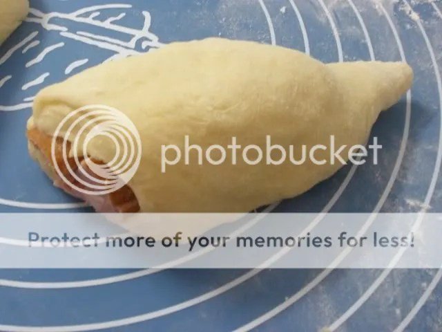 Cắt đôi khối bột để tạo hình bánh mì đùi gà độc đáo