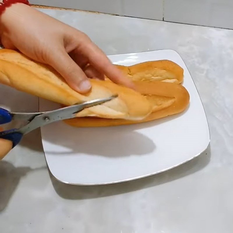 Cắt lát bánh mì thành miếng vừa ăn để chiên bơ thực vật