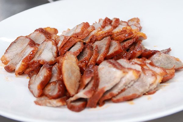 Cắt lát thịt xá xíu chuẩn bị cho món bánh mì xá xíu là gì.