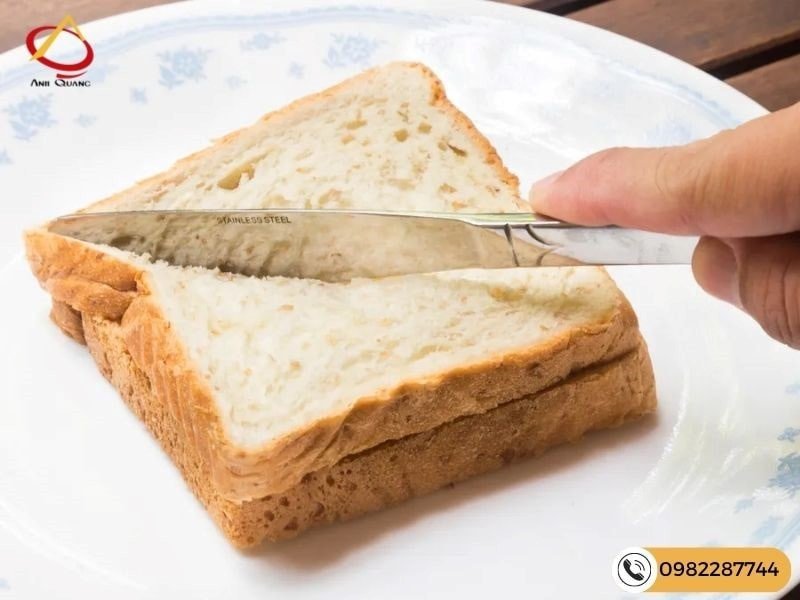 Cắt nhỏ bánh mì đã phết bơ đường