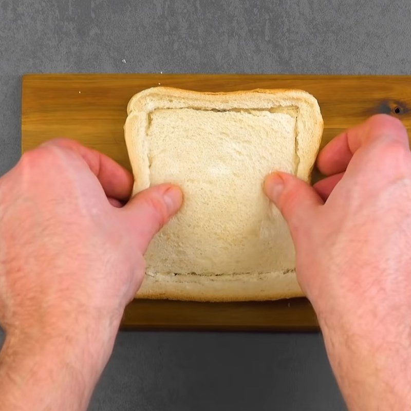 Cắt phần ruột bánh mì sandwich để tạo khung cho pizza chiên