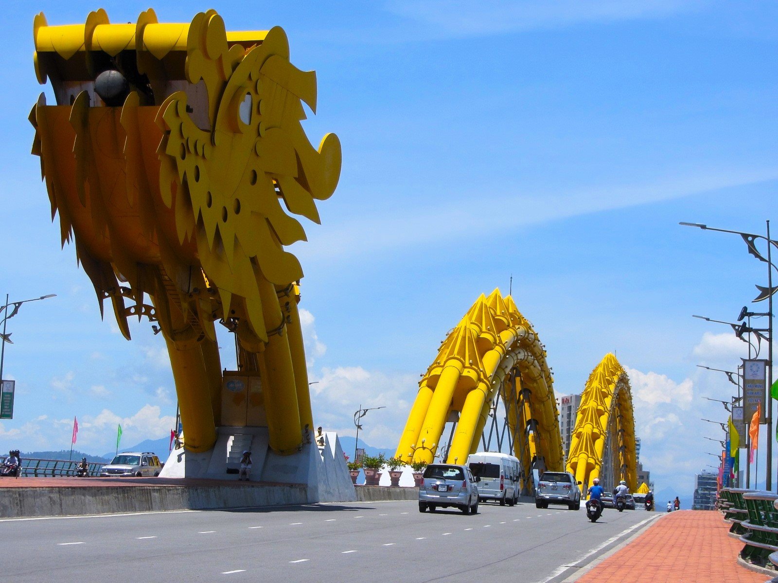 Cầu Rồng Đà Nẵng lung linh về đêm