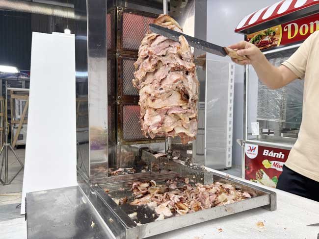 Cây thịt nướng doner kebab quay trên xe bán bánh mì