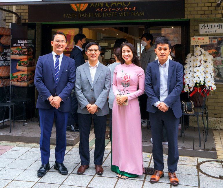 CEO Bùi Thanh Tâm khai trương chi nhánh bánh mì xin chào tại Nhật Bản.