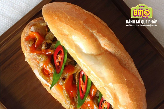 Chả cá nóng hổi là món ăn kèm bánh mì được yêu thích