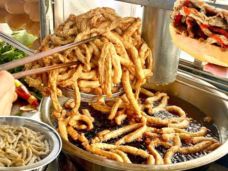 Chả cá tươi dạng sợi đang được chiên giòn, tỏa hương thơm quyến rũ.