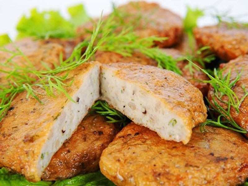 Chả cá vàng ươm được xếp gọn gàng, tượng trưng cho nguồn dinh dưỡng và sự tươi ngon.