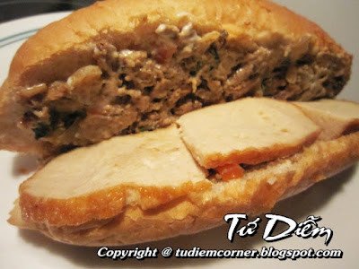 Chả chiên thơm ngon được thêm vào nhân, làm tăng thêm sự phong phú cho ổ bánh mì tay cầm