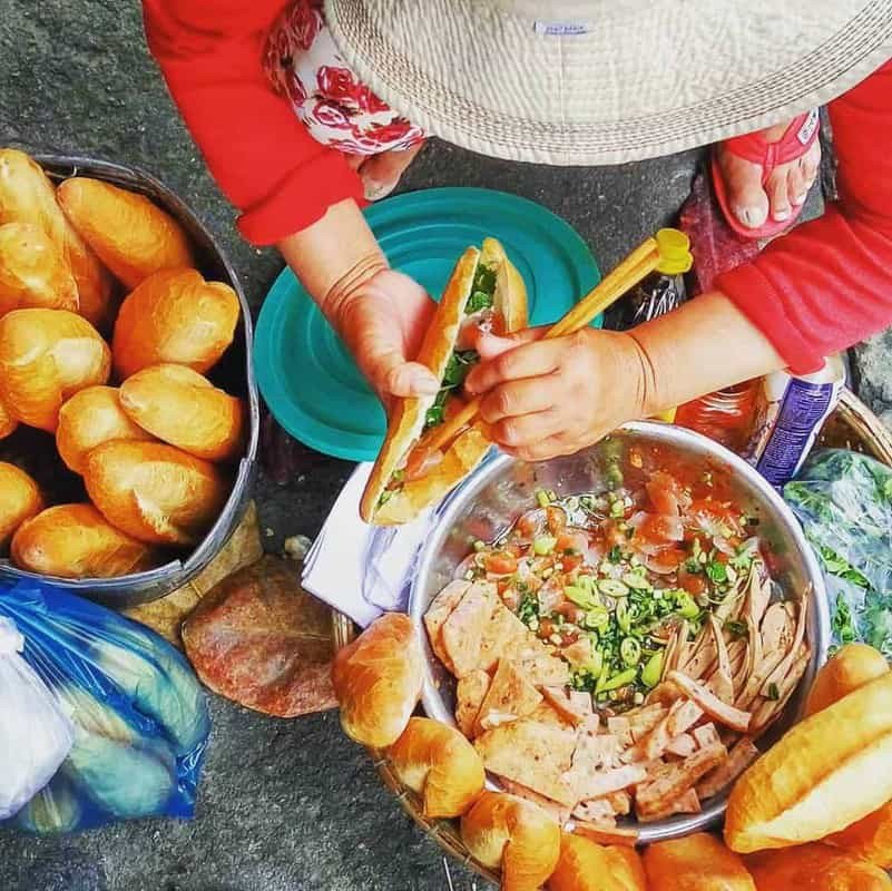 Chả lụa thơm ngon, hấp dẫn là điểm nhấn của bánh mì ông Tý Quang Trung