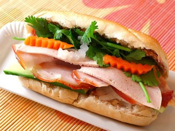 Chả nóng được xếp gọn gàng trong bánh mì