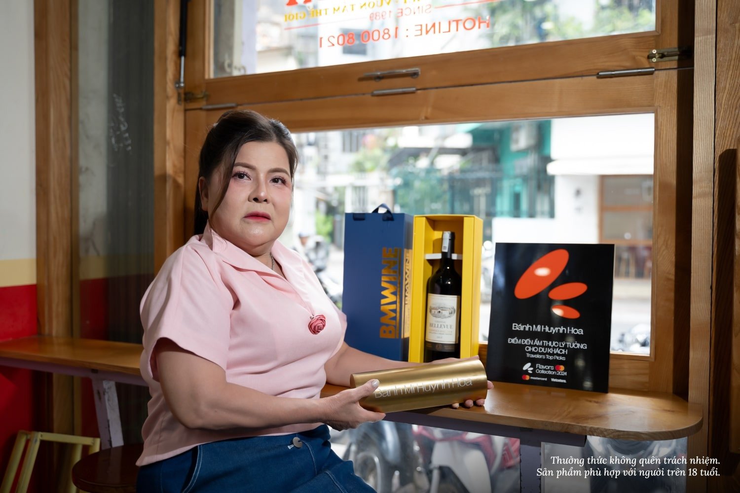 Chân dung bà Lê Kim Hoa, người sáng lập thương hiệu bánh mì Huỳnh Hoa, với nụ cười hiền hậu và đôi tay đã tạo nên huyền thoại ẩm thực Sài Gòn.