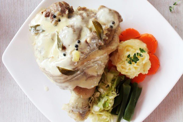 Chân giò hầm sữa kiểu Đức béo ngậy, món ăn kèm bánh mì bổ dưỡng