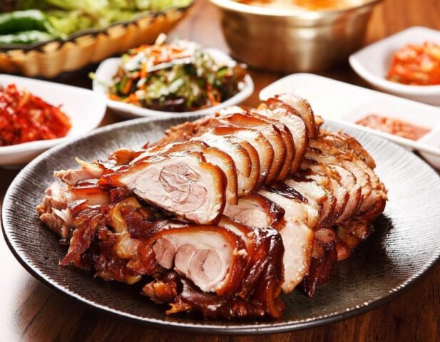 Chân giò hầm xá xíu thơm ngon chuẩn vị, món ngon ăn kèm bánh mì nóng hổi