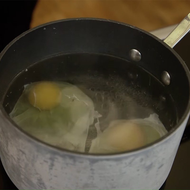 Chần trứng hoàn hảo cho bánh mì bơ trứng healthy