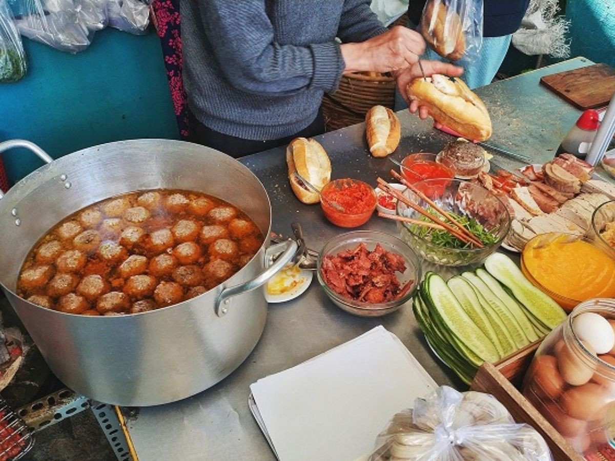 Chảo bánh mì áp chảo đầy đặn tại Tâm Phương Quán