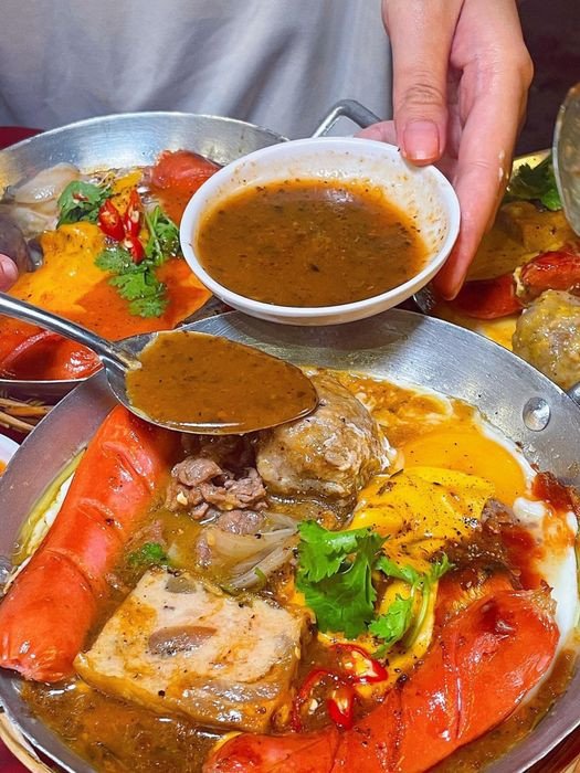 Chảo bánh mì chảo hấp dẫn với bánh mì than tre tại Bến Thành Quận 1