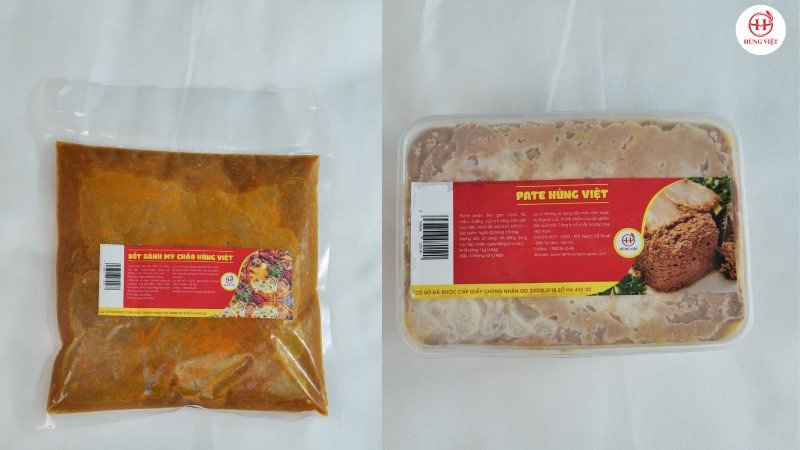 Chảo bánh mì chảo nóng hổi đang được chế biến, minh họa quá trình làm món ăn để kinh doanh.