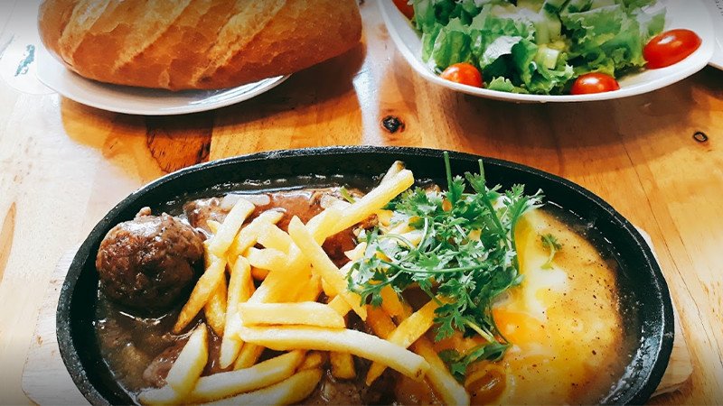 Chảo bánh mì chảo nóng hổi tại Bami Cô Bống với nhiều loại topping và pate chiên hấp dẫn, gợi ý cho mức bánh mì chảo giá bao nhiêu