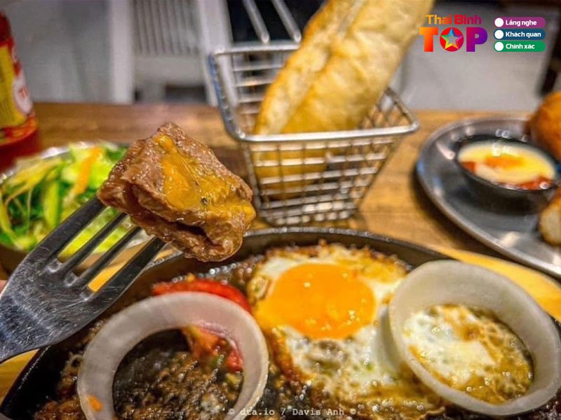 Chảo bánh mì chảo nóng hổi với topping đa dạng tại Vân Miu