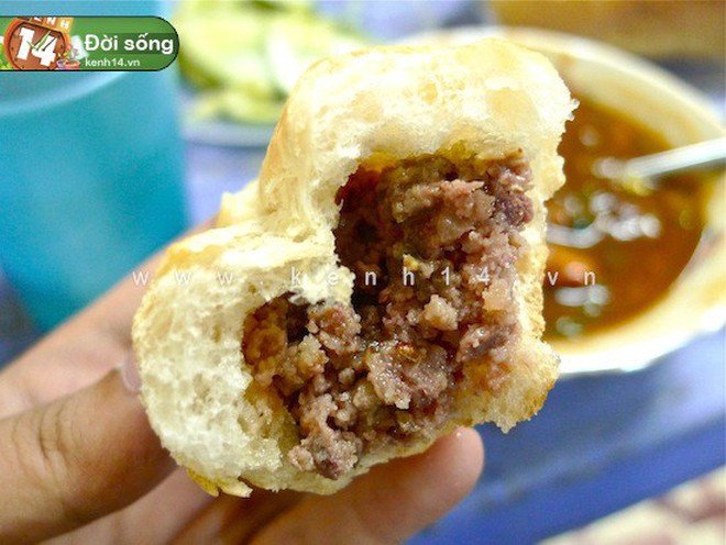 Chảo bánh mì chảo nóng hổi với trứng và các topping đầy đặn tại quán ăn phố cổ