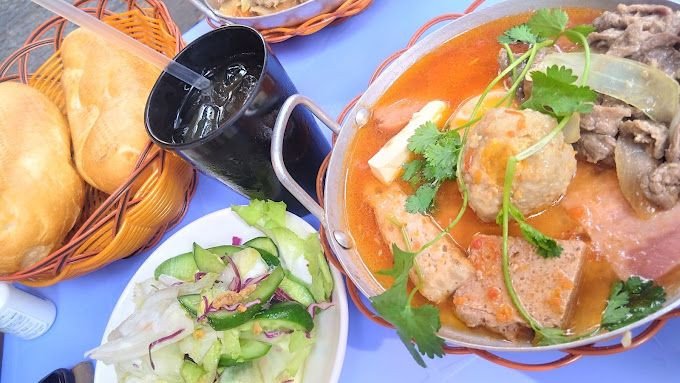 Chảo bánh mì chảo thập cẩm với nhiều topping hấp dẫn tại Bánh Mì Chảo Calmette