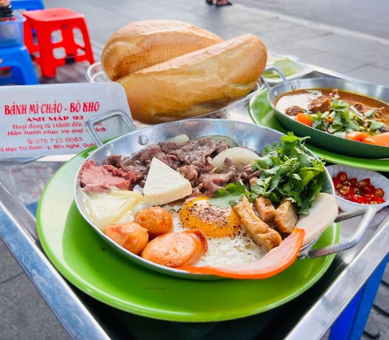 Chảo bánh mì đầy ắp topping của Dì Ba