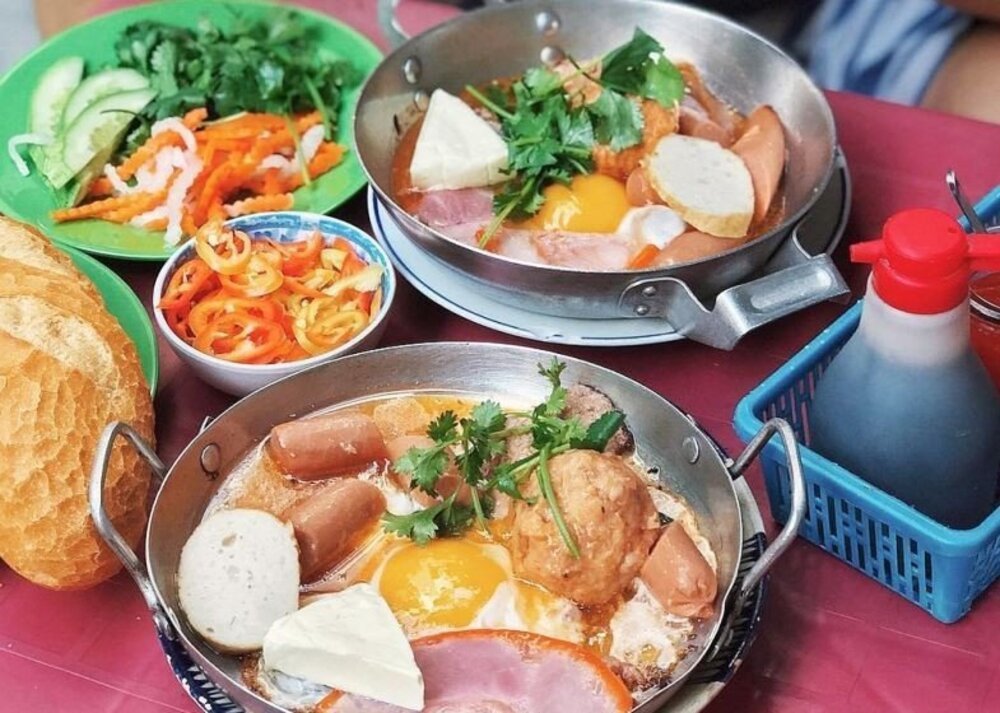 Chảo bánh mì đầy đủ topping như trứng, xíu mại, lạp xưởng cho bữa sáng Bình Thạnh