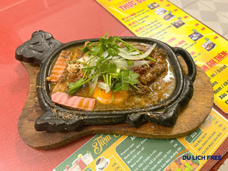 Chảo bánh mì đầy đủ topping và sốt