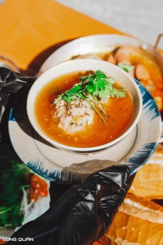 Chảo bánh mì Long Quân với nhiều loại thịt và trứng chiên