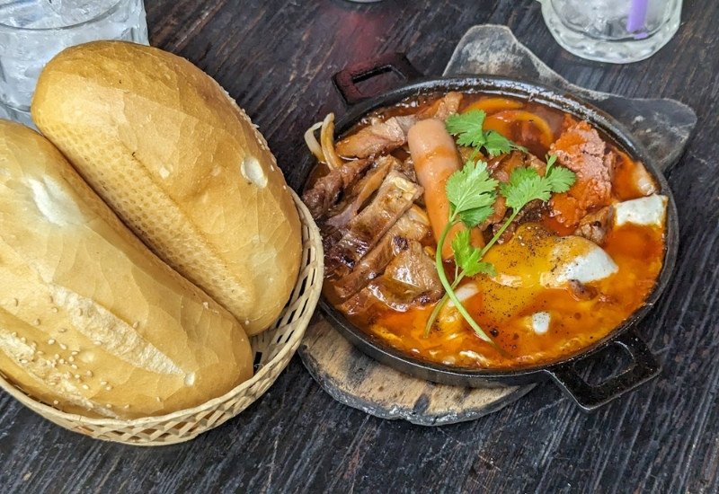 Chảo bánh mì ốp la đa dạng topping, một kiểu bánh mì nổi tiếng ở Sài Gòn được yêu thích