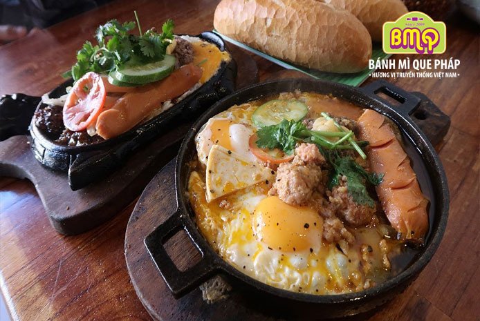 Chảo bánh mì ốp la và xíu mại đầy đặn tại quán bánh mì quận 6 Cô Phương.