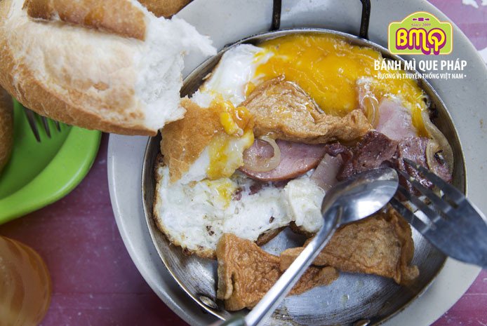 Chảo bánh mì pate đầy đủ topping chuẩn bị thưởng thức