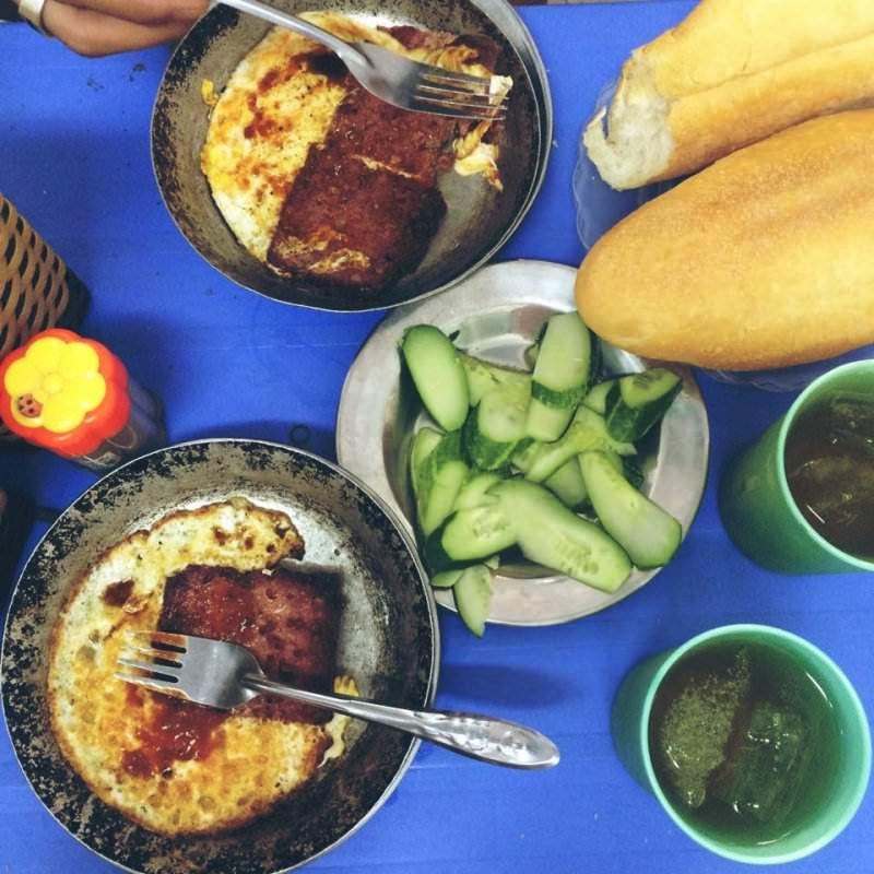 Chảo bánh mì pate trứng đơn giản nhưng thơm ngon, bánh mì giòn rụm tại địa chỉ bánh mì chảo lâu đời ở Hà Nội