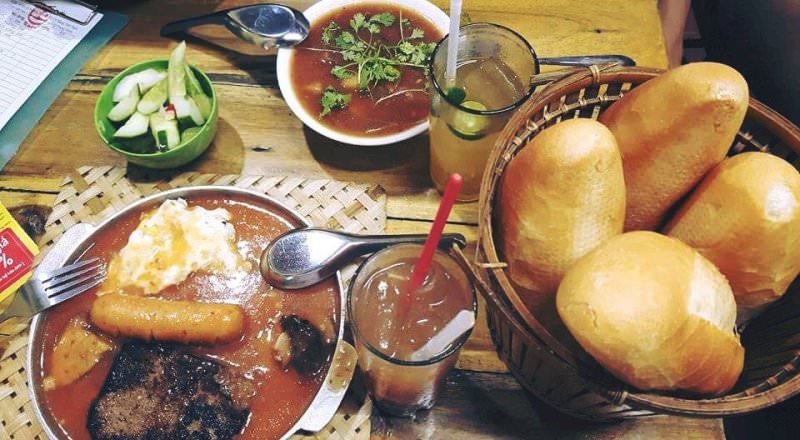 Chảo bánh mì sốt vang đậm đà với thịt bò mềm và nước sốt sánh mịn, một lựa chọn tuyệt vời cho bữa sáng ở Hà Nội