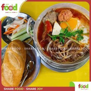 Chảo bánh mì Trần Quang Diệu nóng hổi với xíu mại, trứng ốp la và rau sống