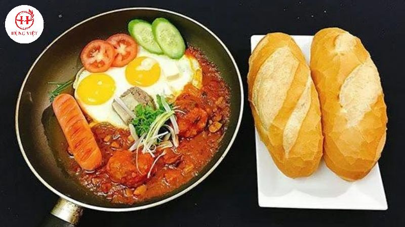 Chảo bánh mì xíu mại ngon miệng với trứng ốp la