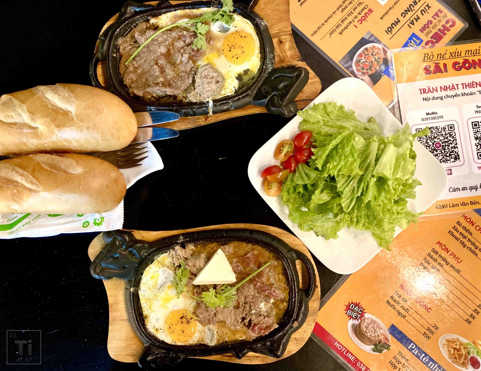 Chảo bò né nóng hổi cùng trứng và phô mai, ăn kèm với bánh mì giòn rụm