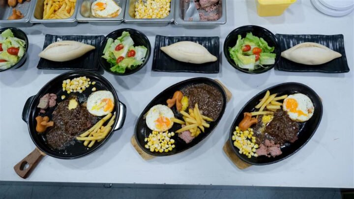 Chảo bò né nóng hổi với thịt bò, trứng ốp la, pate và xúc xích thơm lừng