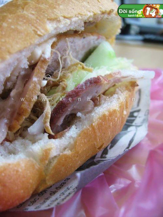 Chảo pate béo ngậy đang được chuẩn bị tại quán bánh mì 118 Phố Huế.