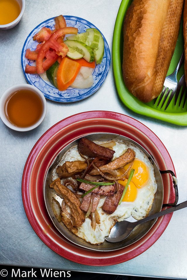 Chảo trứng ốp la nóng hổi tại Bánh mì Hòa Mã