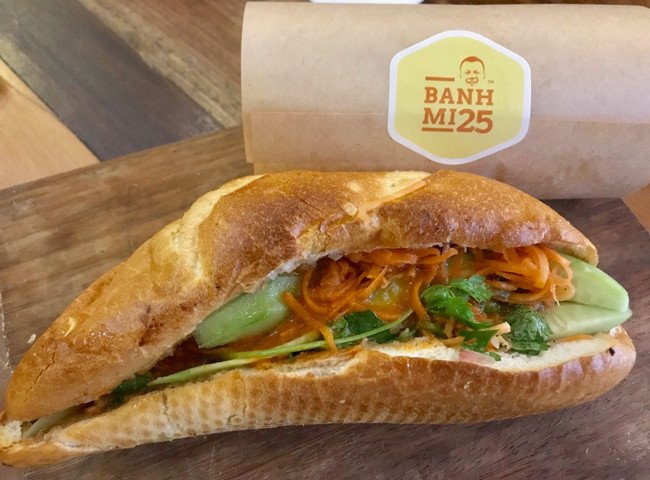 Chế biến bánh mì kẹp nhân tươi ngon tại tiệm bánh mì 25 Hà Nội