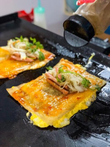 Chế biến bánh mì nướng lạnh trên chảo gang nóng