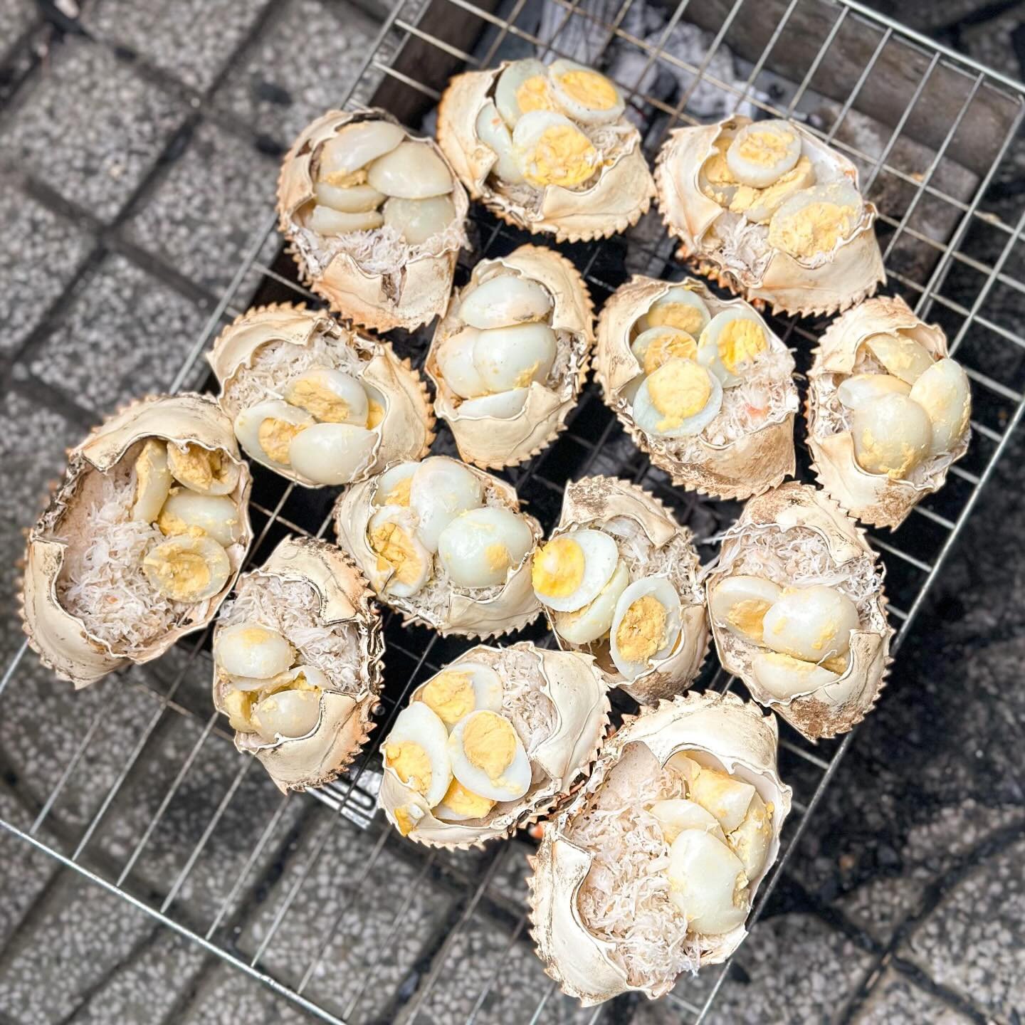 Chế biến nguyên liệu tươi ngon cho món bánh mì gạch cua