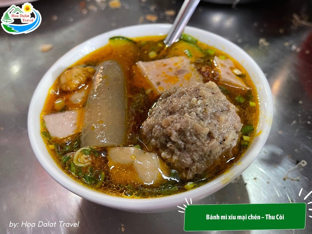 Chén bánh mì xíu mại Thu Còi đầy đủ với thịt viên mềm mại và nước sốt thơm ngon