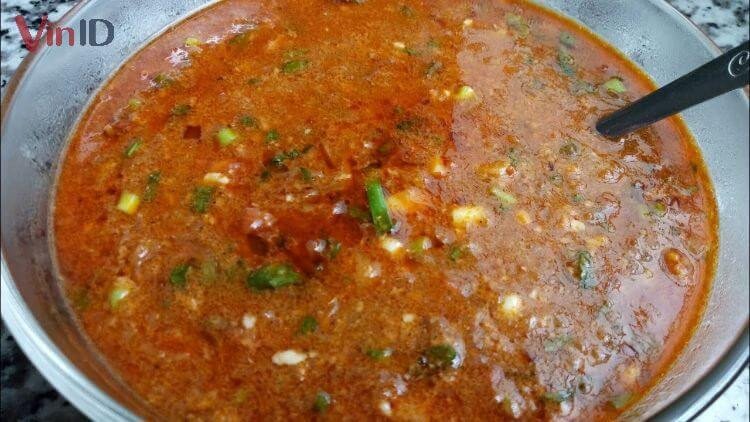 Chén sốt bánh mì chả lụa màu sắc hấp dẫn